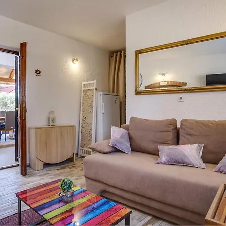 2 Bedrooms House At 50 M Away From The With Furnished Garden And Wifi Holiday home Martinscica (Cres)