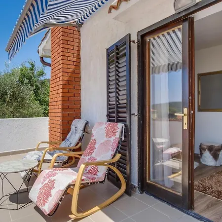 2 Bedrooms House At 50 M Away From The With Furnished Garden And Wifi Holiday home Martinscica (Cres)