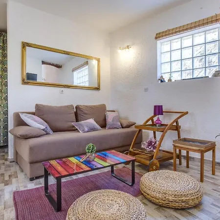 Prázdninový dům 2 Bedrooms House At 50 M Away From The With Furnished Garden And Wifi