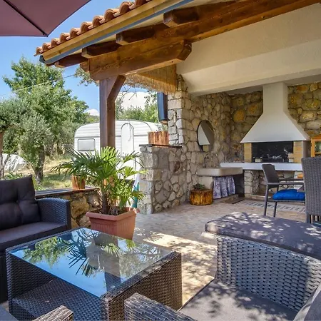 2 Bedrooms House At 50 M Away From The With Furnished Garden And Wifi Martinscica (Cres)