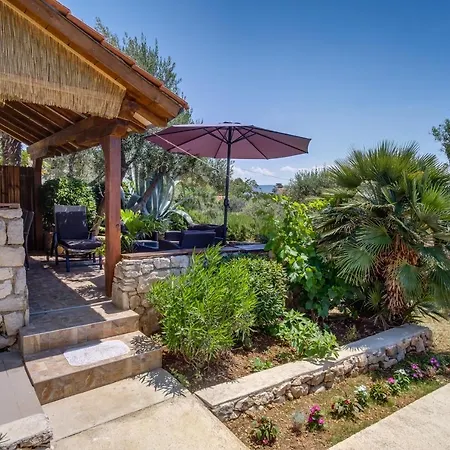 2 Bedrooms House At 50 M Away From The With Furnished Garden And Wifi Prázdninový dům Martinšćica