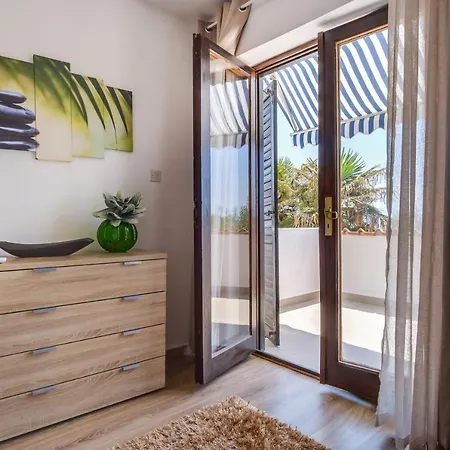 2 Bedrooms House At 50 M Away From The With Furnished Garden And Wifi *