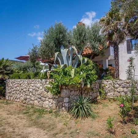 2 Bedrooms House At 50 M Away From The With Furnished Garden And Wifi Holiday home Martinscica (Cres)